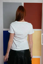 Cargar imagen en el visor de la galería, Camiseta orgánica con sello – Blanco